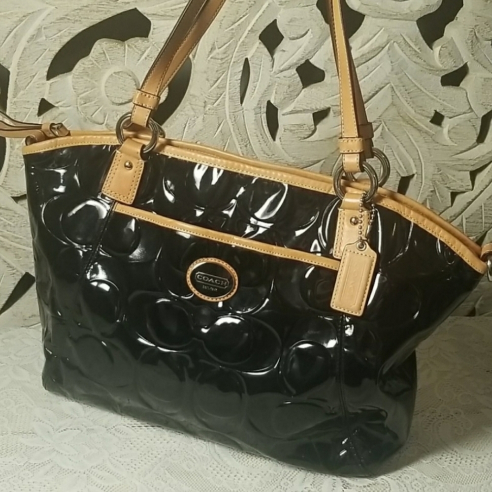 Coach Patent leather shoulder bag.